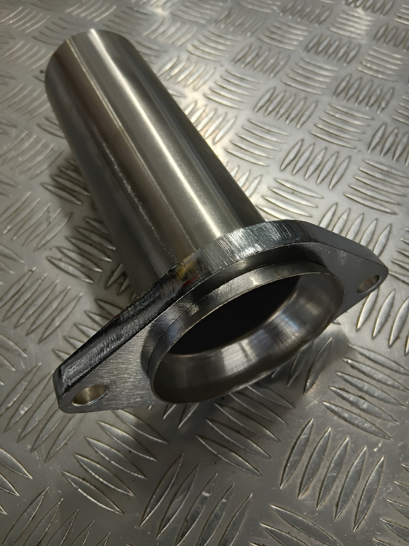 Extractor outlet flange and coned tube