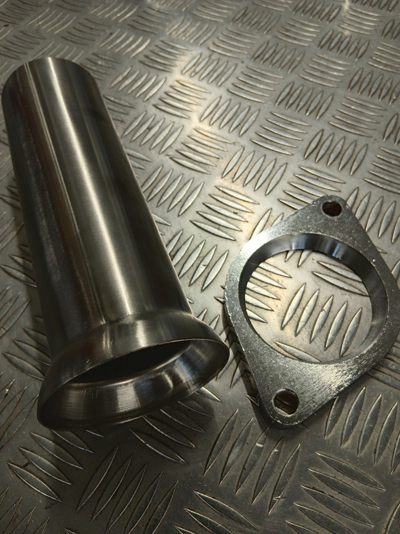 Extractor outlet flange and coned tube